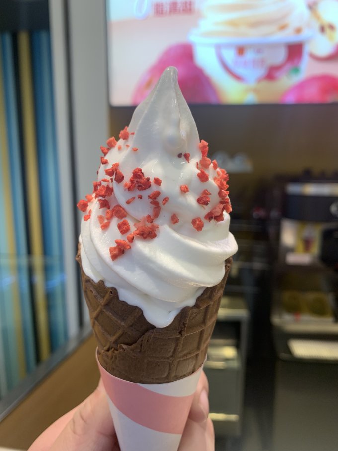 麦当劳草莓冻干原味华夫筒