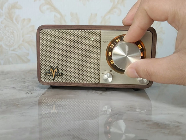 实木打造  音质卓越山进M1复古蓝牙音箱