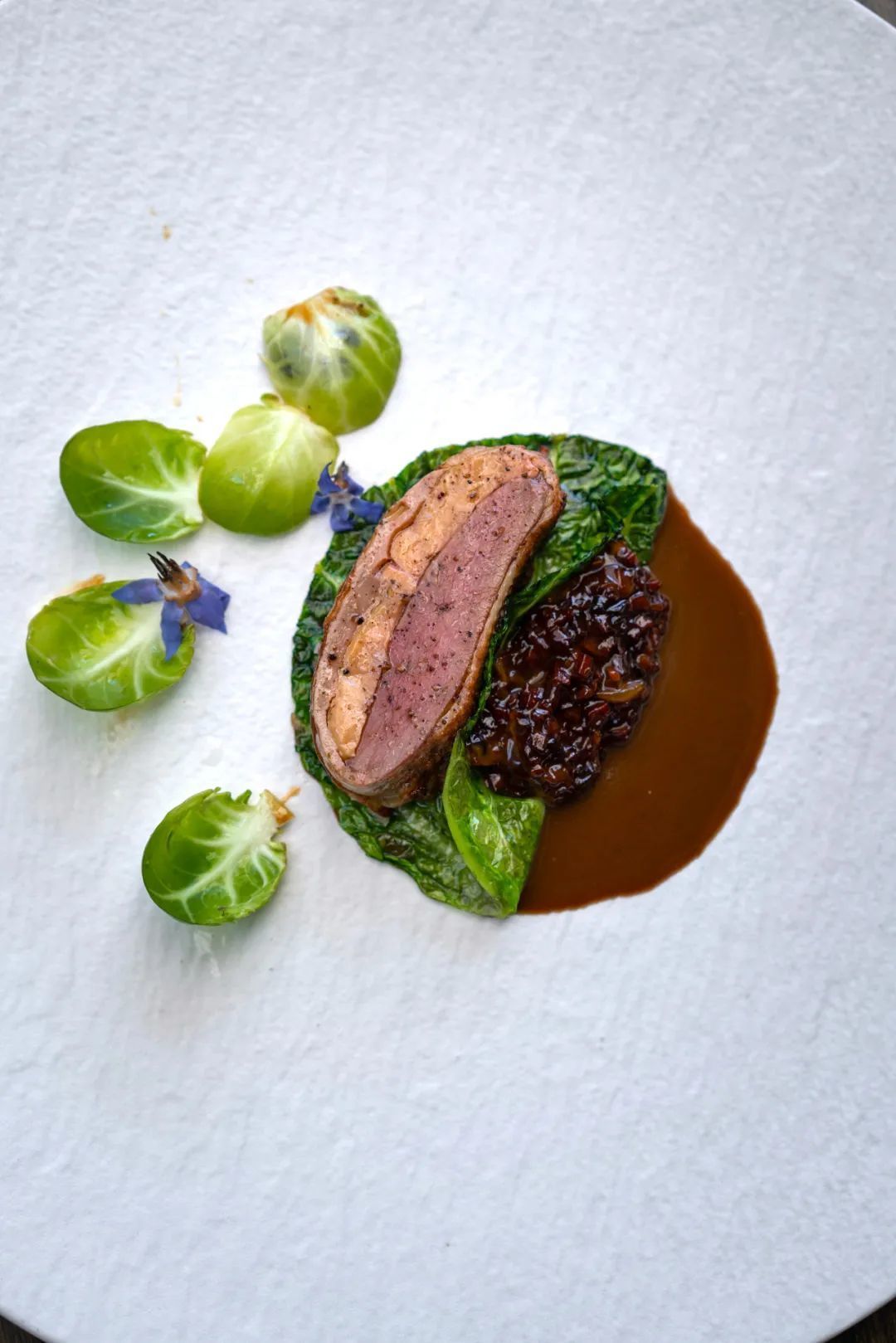 95乳鸽 鸭肝 甘蓝这道菜应该算是乳鸽版的罗西尼牛排,用鸽子胸代替