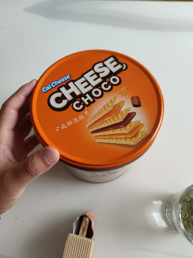 原装进口的芝士威化饼，大减价只要18元。