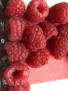 毛茸茸的树莓，挺新奇的味道