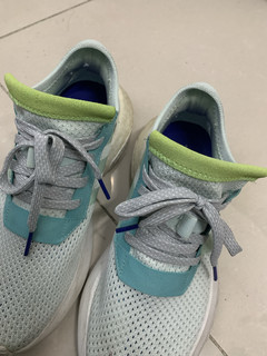 兼具了透气，轻便，软弹的adidas跑鞋