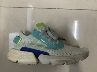 兼具了透气，轻便，软弹的adidas跑鞋