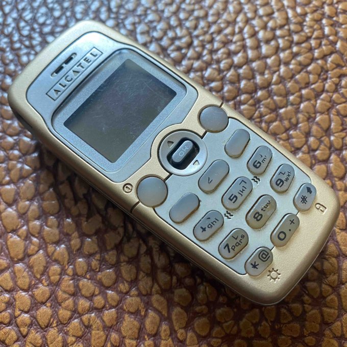 部阿尔卡特,ot332是我的第一部彩屏手机,接替了黑白屏的阿尔卡特ot310