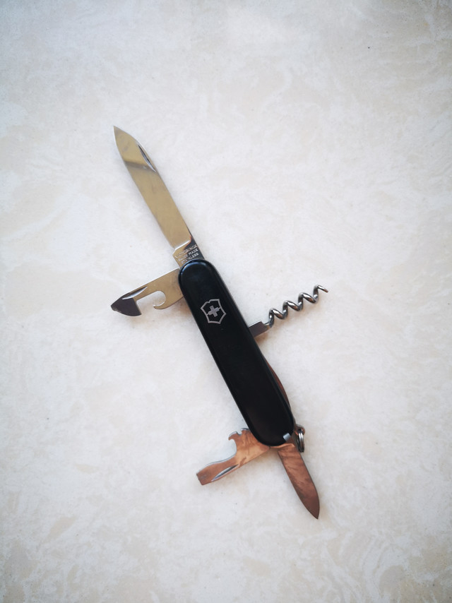 这把瑞士军刀，用来拆快递刚刚好