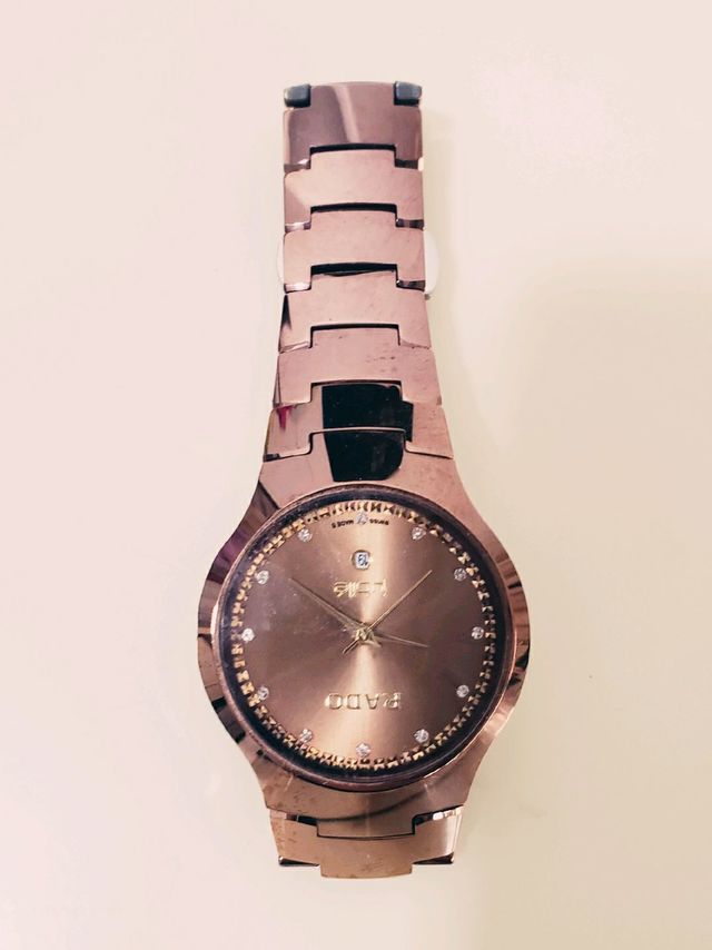 当年媳妇从旅游区买的价值1999的瑞士表