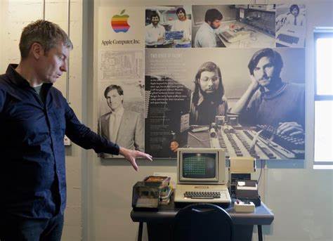 怀旧丨苹果 Apple-1 7号机电脑拍卖，有乔布斯亲笔签名