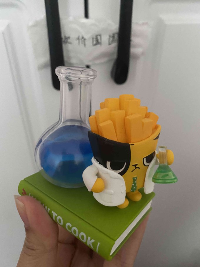 之前吃了华莱士的六一儿童节套餐,抽到了心心念念的疯狂科学家玩具