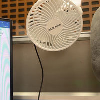 这个小风扇 给闷热的办公室带来一丝凉爽