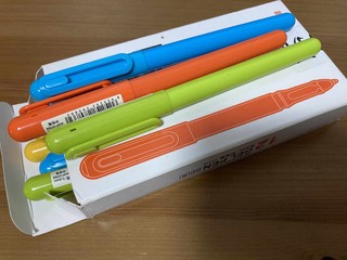 4种颜色的晨光中性笔。