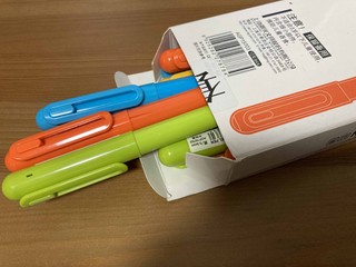 4种颜色的晨光中性笔。