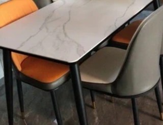 芝华仕岩板餐桌，简约美观又结实耐用
