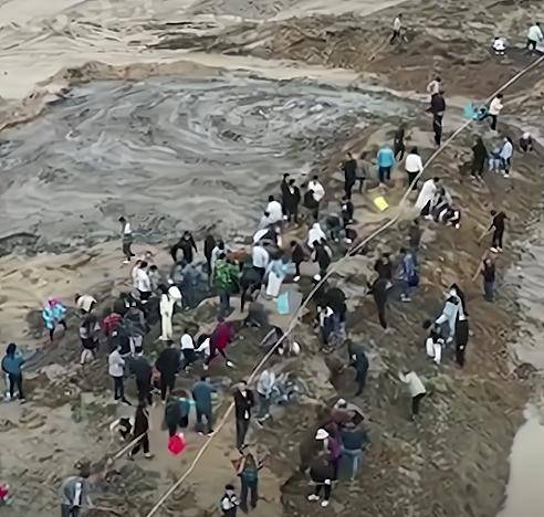 开封修整河滩惊现古币，大量市民聚集挖宝