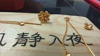 日常用品 篇七十八：5月，母亲节在京东上购买的周大福足金黄金耳钉到货开箱及同品类首饰分享。