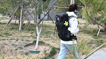 轻盈的大容量登山包，背负轻松透气更好，徒步旅行好伙伴