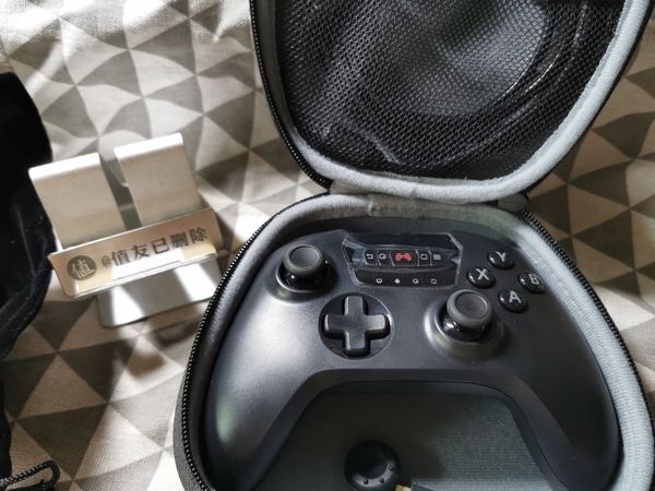 对象送给前任的游戏手柄，现在归我了