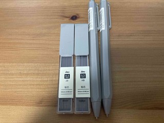 设计简约的苏宁极物自动铅笔。