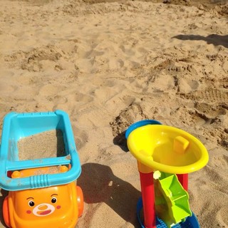 有了这套沙滩玩具，宝宝在外面玩的可开心了