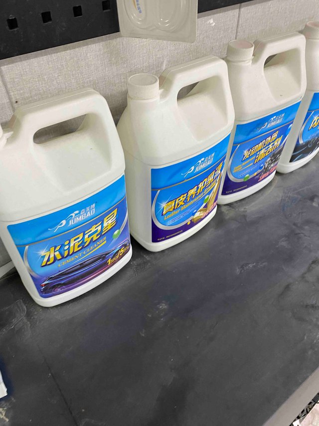 真相了，原来洗车店洗车前喷的是水泥克星。