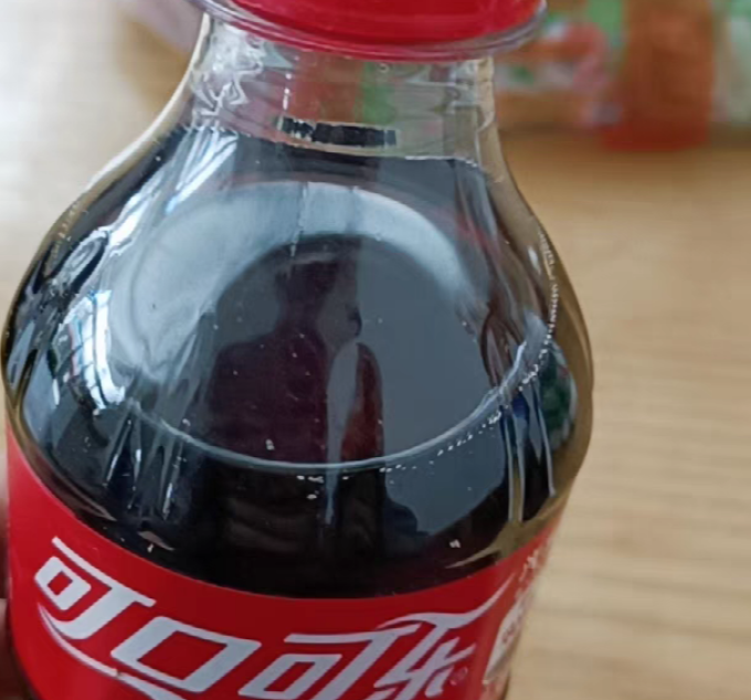 小瓶装的可口可乐携带更方便