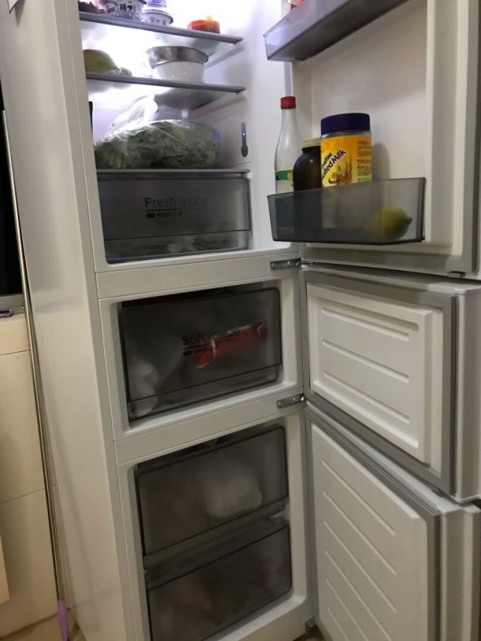 冰箱制冷效果很好,外观也非常漂亮,纯白色,好百搭,冰箱分了三格,保鲜