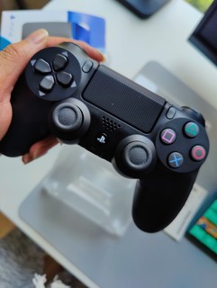 ​经典的PS4游戏手柄，我的收藏品