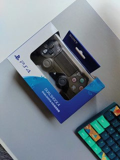 ​经典的PS4游戏手柄，我的收藏品