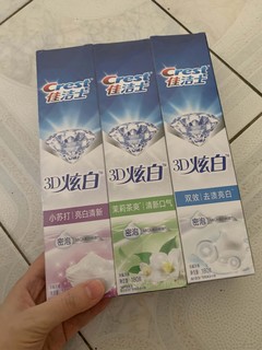 家庭使用佳洁士牙膏