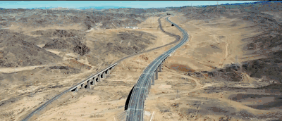2021年才全线通车的京新高速，是世界上穿越沙漠戈壁里程最长的高速公路 ©新华社