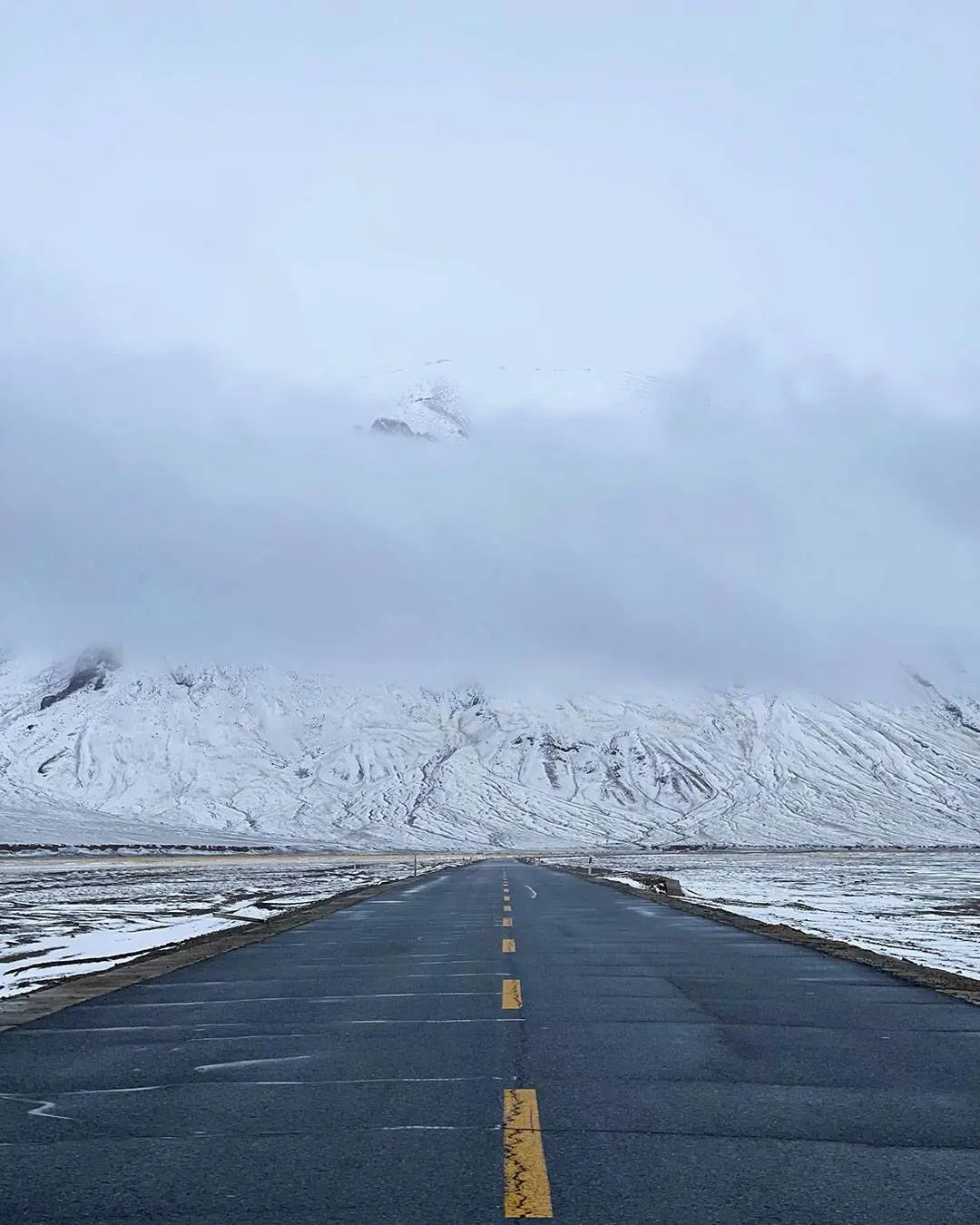 穿越雪山的新藏公路，是公认的世界海拔最高的公路 ©图虫创意