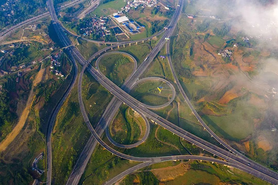 不断增长的公路建设体量，让中国公路里程在世界上遥遥领先 ©摄图网