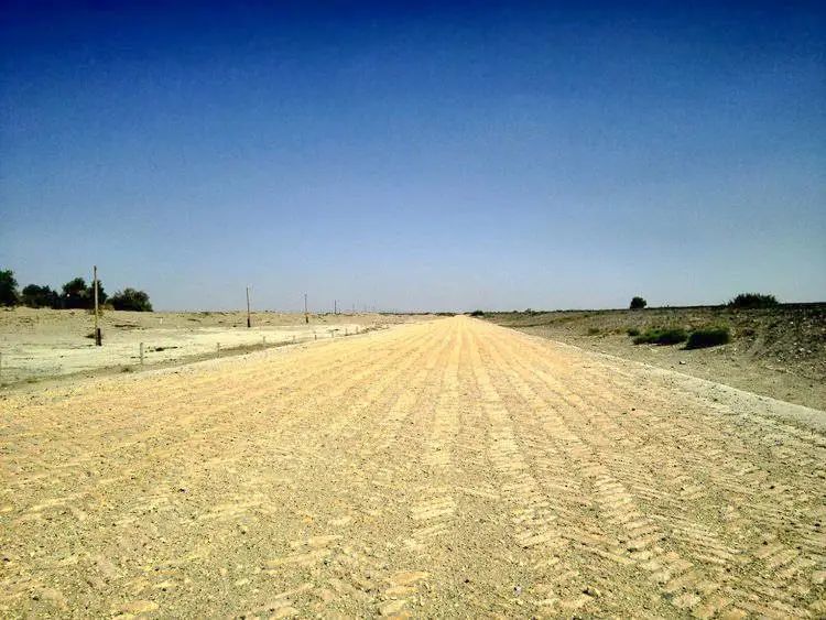 由建设兵团修建的砖砌公路，如今仍在218国道上保留了一段遗迹 ©网络