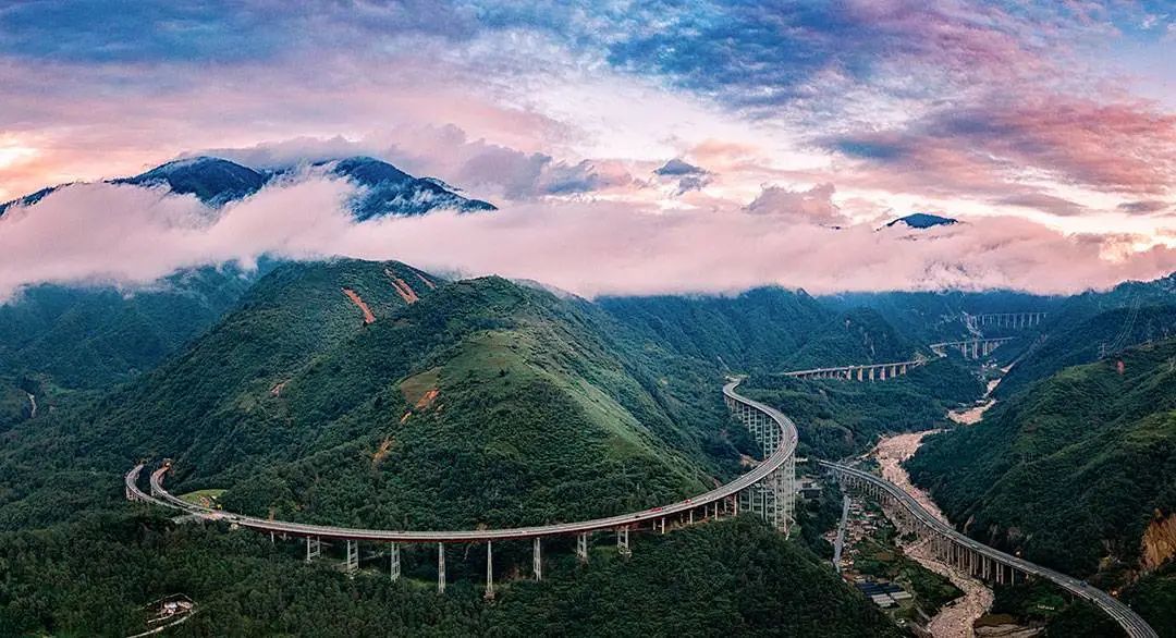 雅西高速穿越山区的甘海子特大桥，被誉为公路工程难度之最 ©图虫创意