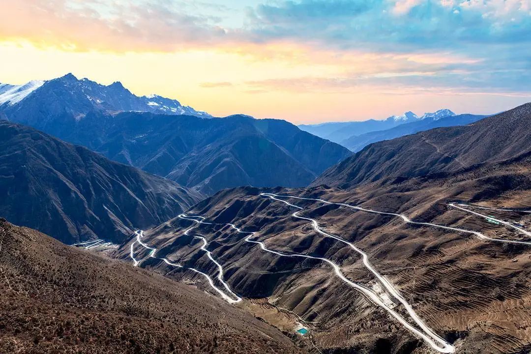 著名的318国道“怒江七十二拐” ©摄图网