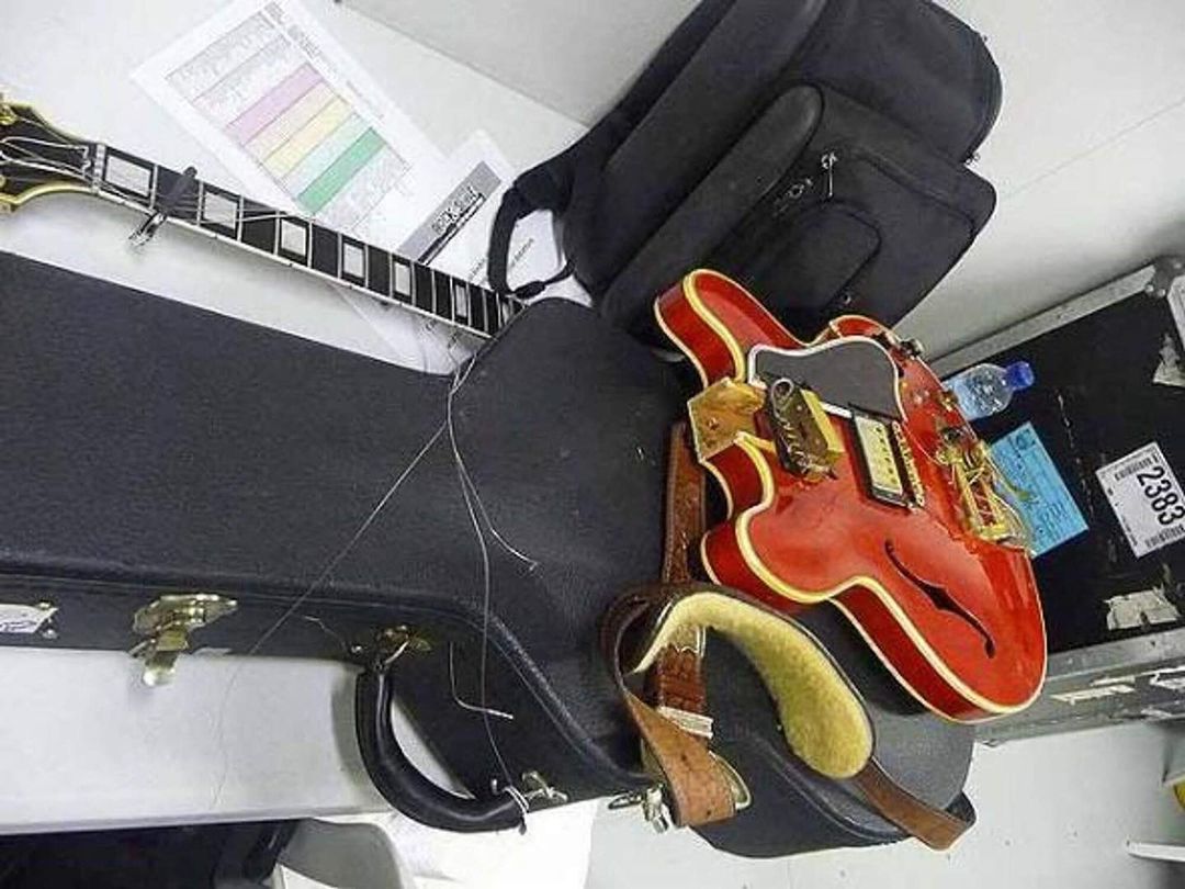 270万元买一个破碎的绿洲乐队吉他，你敢相信吗？