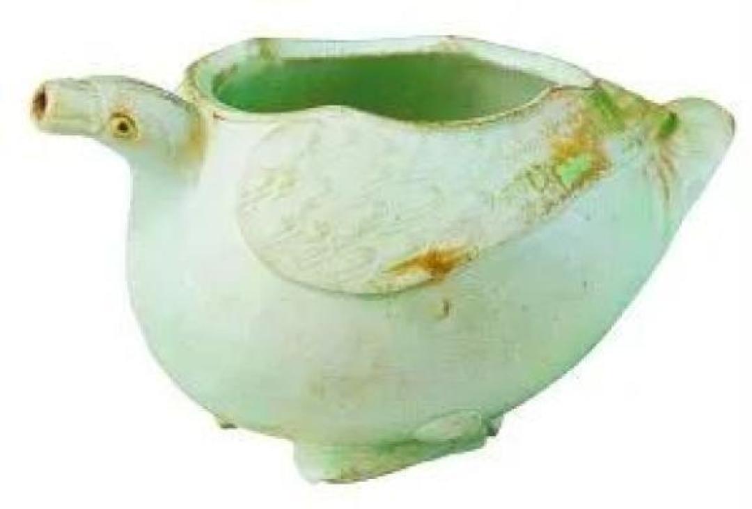 黑石号沉船出水珍品展"中,就展出了一件唐代的白釉绿彩贴塑鱼纹吸杯