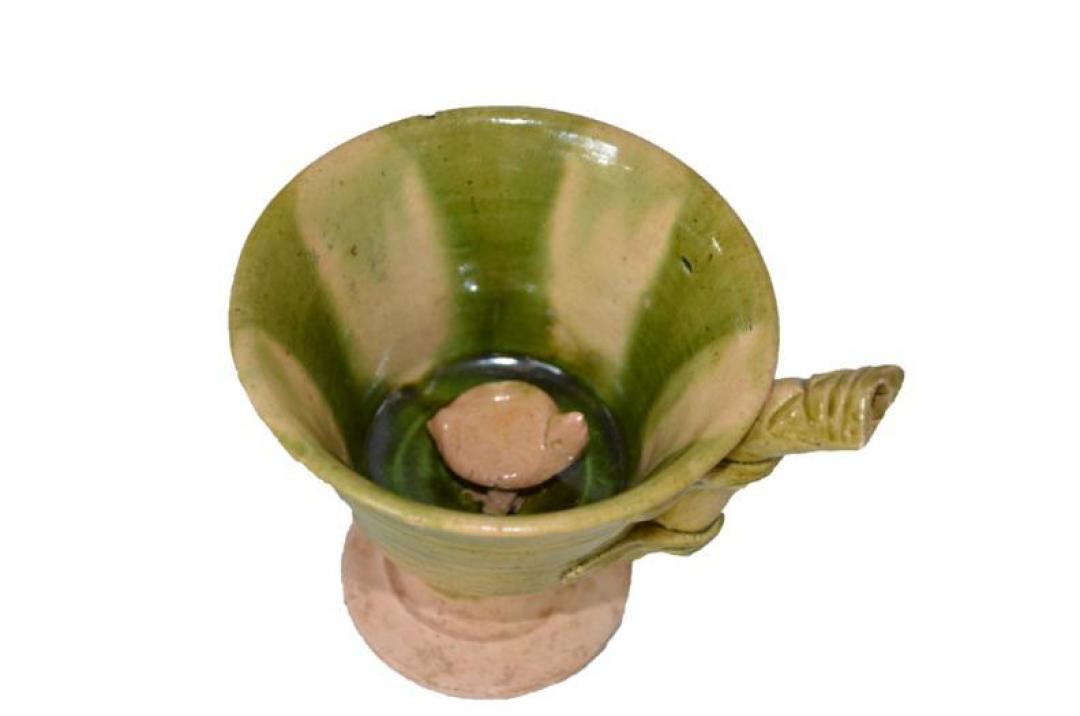 黑石号沉船出水珍品展"中,就展出了一件唐代的白釉绿彩贴塑鱼纹吸杯