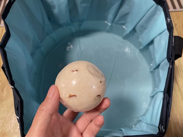 养生女孩，给努力的自己来个精油球泡脚吧！