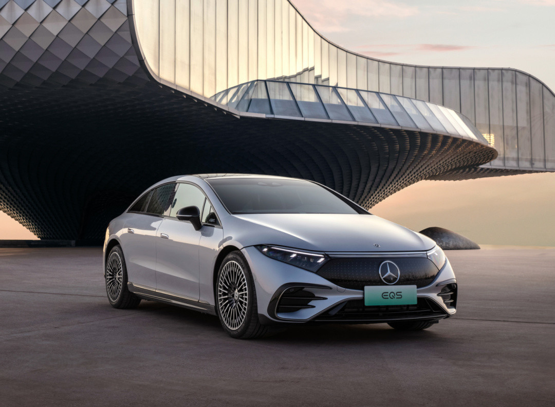 新车外观方面采用奔驰eq家族式设计,其前脸采用纯电动车标志性的全