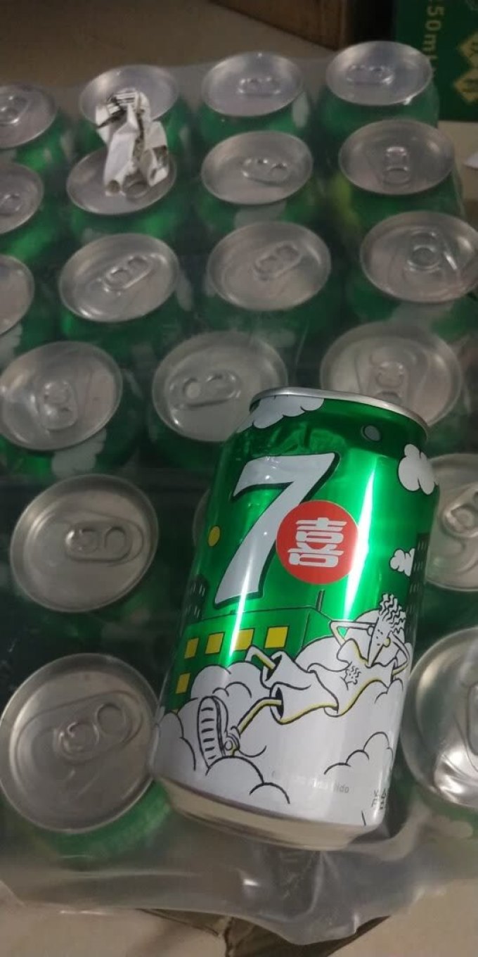 的饮料品牌,冰镇后饮非常好饮,我特别喜欢用咸柠檬和七喜汽水混在一起