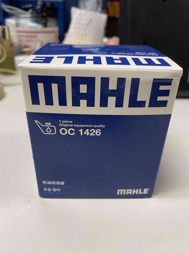 大男孩爱修车，自己买汽油过滤器换机油