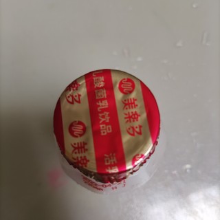 在餐桌前，小酌，很不错呦！