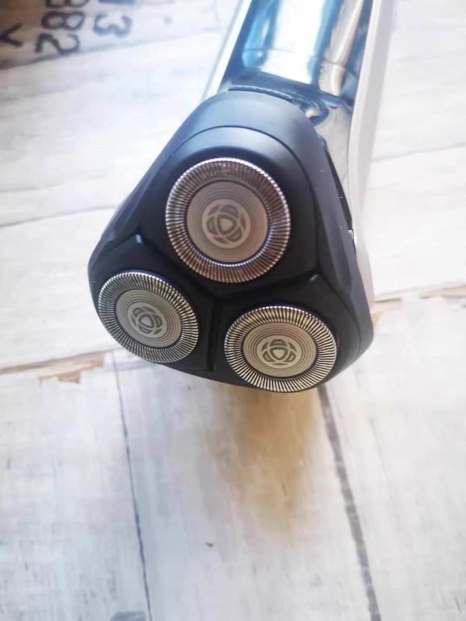 飞利浦s3202/06电动剃须刀怎么样 激活一天满满的元气,大男孩的快乐.