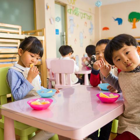 入园前，让孩子学会自主进食，好处太大了！这几招值得一试～