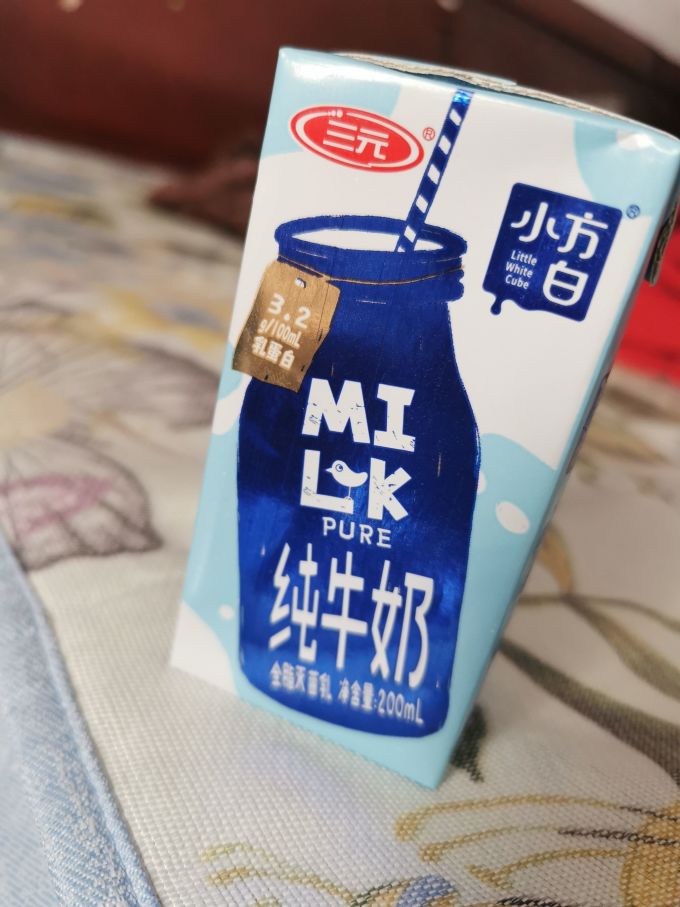 小清新风的三元小方白牛奶