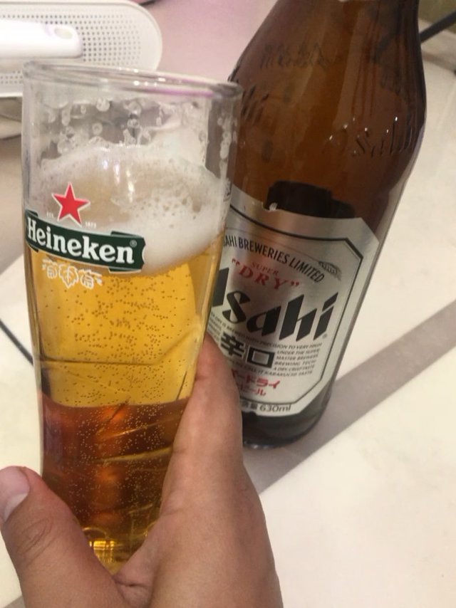 辛口大瓶朝日配喜力送的杯子，很搭