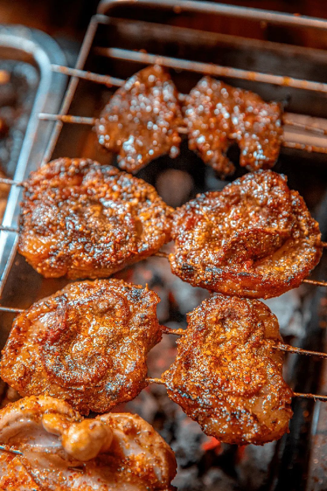 徐州烤油腰 08食尚徐州无独有偶,山东淄博烧烤因需食客用一方小烤炉