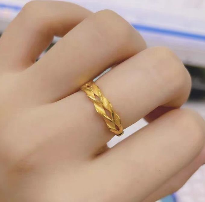 黄金戒指做工非常精细,是推拉扣的,可以调节大小,适合不同粗细的手指