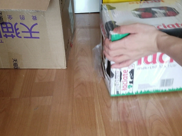 618两箱牛奶开箱视频 把牛奶倒出来看看