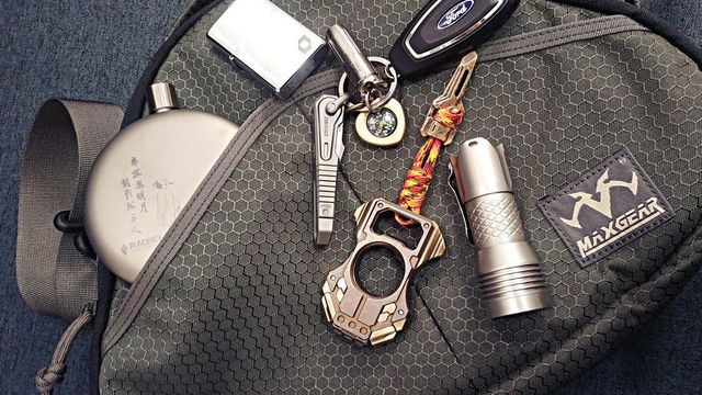 这个外型奇特的马盖先三叶虫单肩包